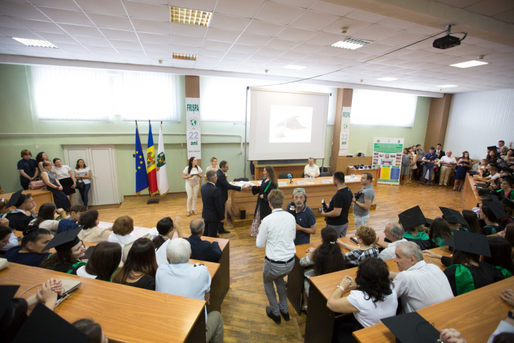 Tinerii absolvenți, încurajați de Andrian Candu să se angajeze la Parlament (FOTO)