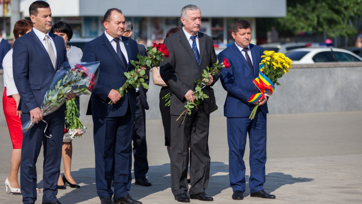 Flori în memoria victimelor primului val de deportări staliniste: E o pagină plină de lacrimi în istorie (FOTO)