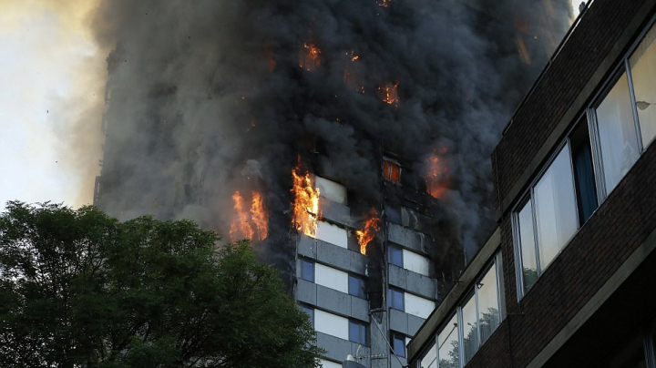 IMAGINI din mijlocul IADULUI din Londra. O femeie strigă disperată după ajutor. VIDEO CU PUTERNIC IMPACT EMOŢIONAL