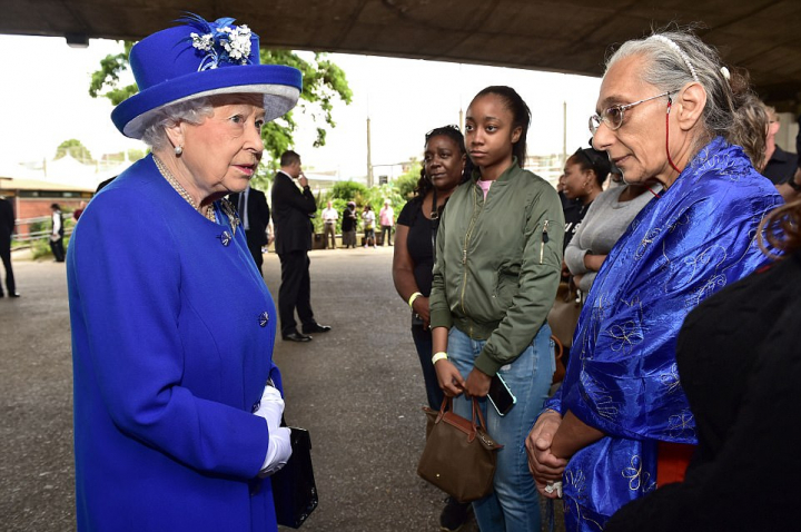 Regina Elisabeta a II-a și Prințul William au vizitat familiile victimelor incendiului de la Grenfell Tower