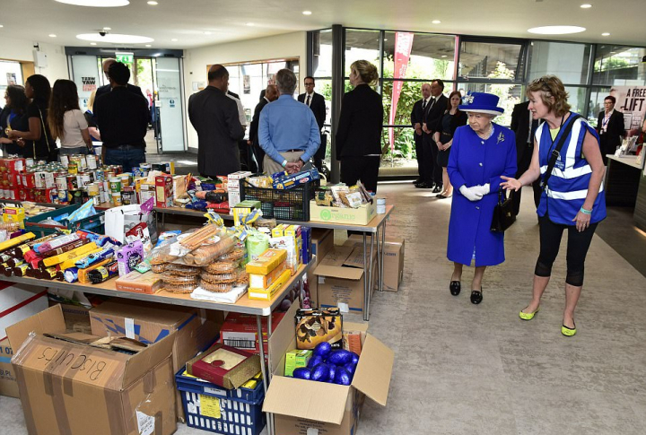 Regina Elisabeta a II-a și Prințul William au vizitat familiile victimelor incendiului de la Grenfell Tower