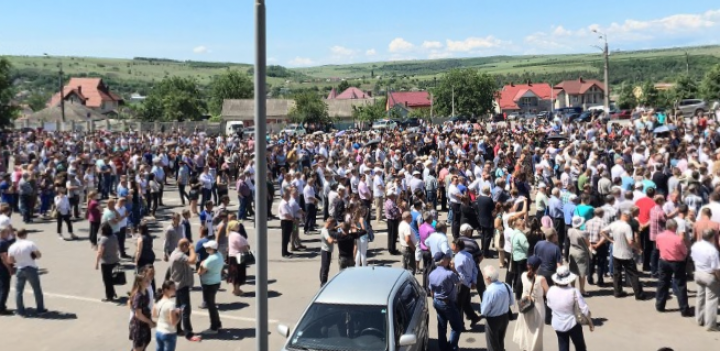 Mii de moldoveni din mai multe raioane au ieşit la miting pentru a cere modificarea actualului sistem electoral (FOTO/VIDEO)