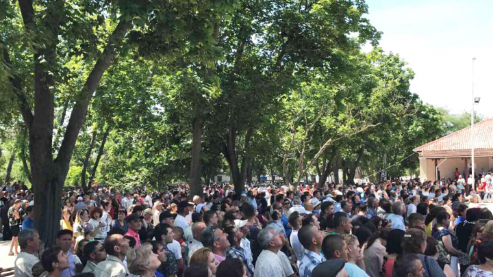 Mii de moldoveni din mai multe raioane au ieşit la miting pentru a cere modificarea actualului sistem electoral (FOTO/VIDEO)