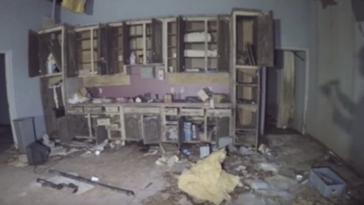 A găsit o casă funerară părăsită. Erau multe sicrie. A deschis unul, ŞOC! A fugit (GALERIE FOTO)