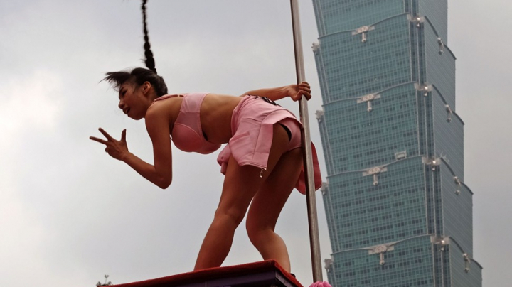 A doua ediție a Festivalului de striptease din Taiwan. Fetele pe camioane colorate au făcut furori (VIDEO)