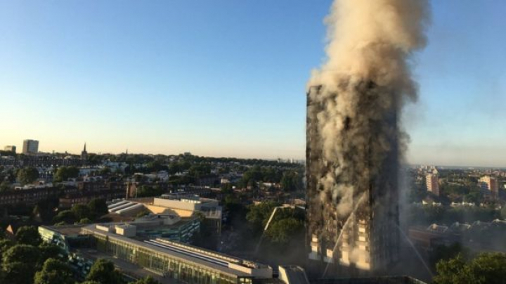 INFERN la Londra. 79 de oameni au murit în incendiul devastator din Grenfell Tower