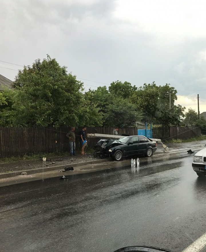 ACCIDENT TERIBIL la Peresecina. Un şofer A DOBORÂT un pilon de electricitate (FOTO)