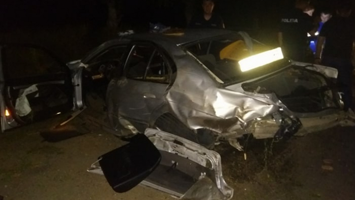 GRAV ACCIDENT în apropiere de Chişinău: Un mort şi doi răniţi, după ce o mașină S-A RĂSTURNAT (FOTO)