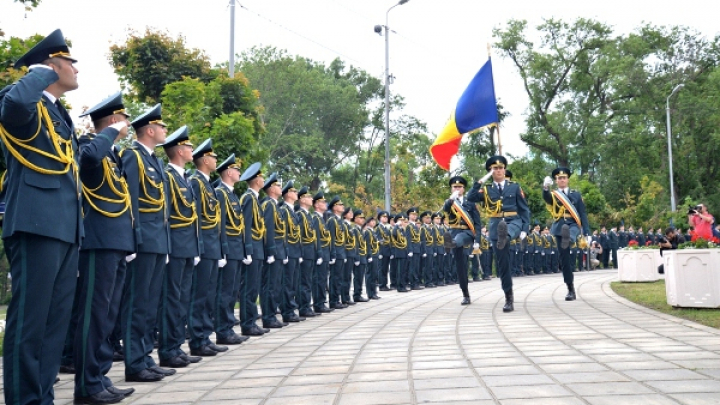 58 de absolvenți ai Academiei militare "Alexandru cel Bun" au jurat credință Patriei (FOTO)