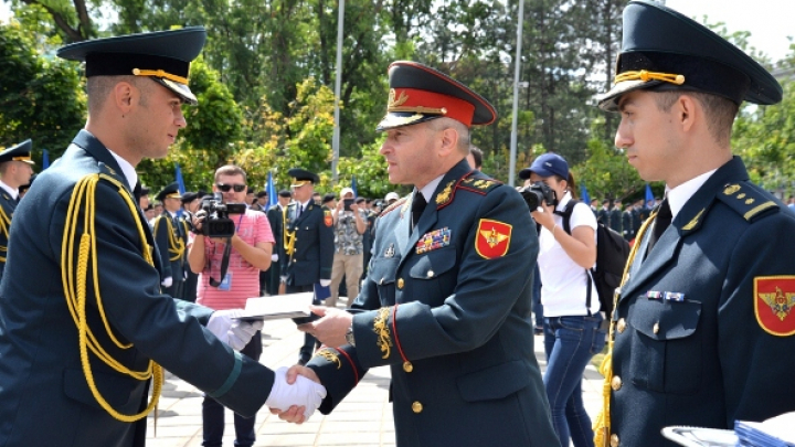 58 de absolvenți ai Academiei militare "Alexandru cel Bun" au jurat credință Patriei (FOTO)