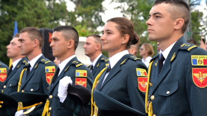 58 de absolvenți ai Academiei militare "Alexandru cel Bun" au jurat credință Patriei (FOTO)