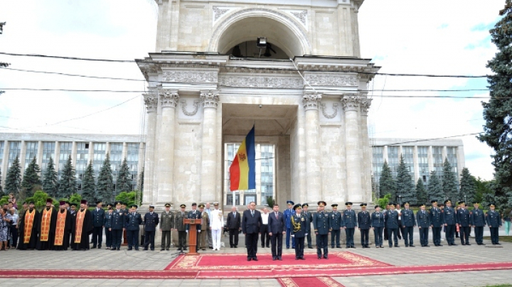 58 de absolvenți ai Academiei militare "Alexandru cel Bun" au jurat credință Patriei (FOTO)