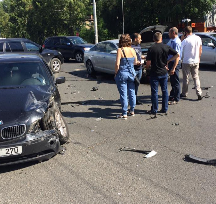 ACCIDENT DE GROAZĂ în Capitală. Două maşini S-AU LOVIT VIOLENT (FOTO)