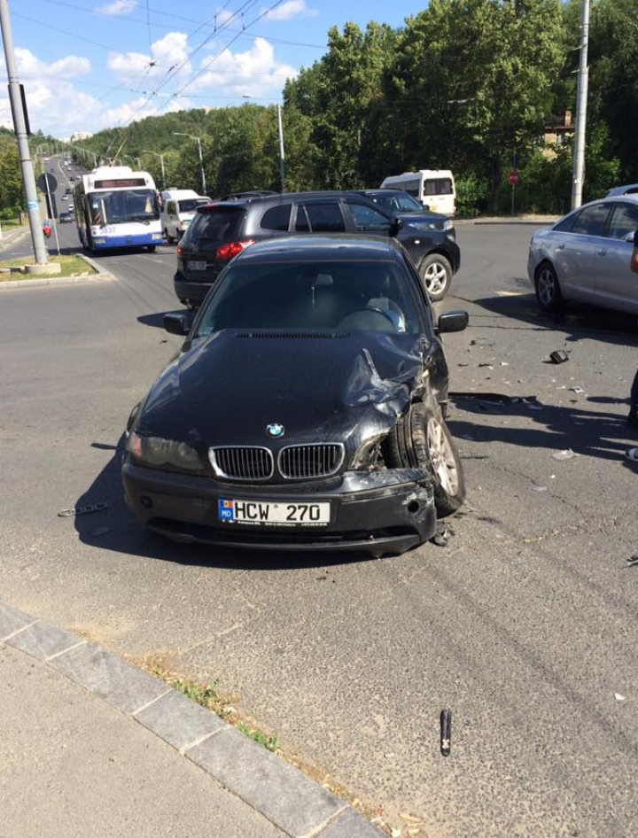 ACCIDENT DE GROAZĂ în Capitală. Două maşini S-AU LOVIT VIOLENT (FOTO)