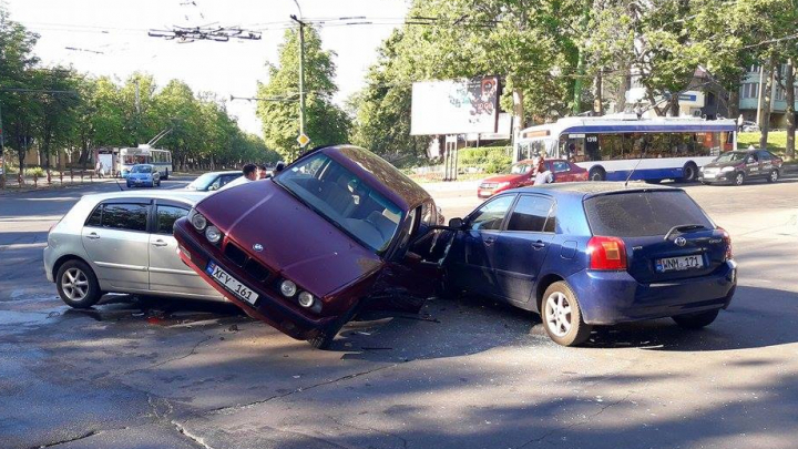 ACCIDENT SPECTACULOS în sectorul Buiucani. O maşină "CĂŢĂRATĂ" pe un alt automobil (FOTO)