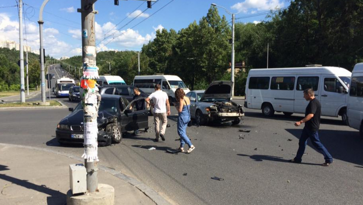 ACCIDENT DE GROAZĂ în Capitală. Două maşini S-AU LOVIT VIOLENT (FOTO)