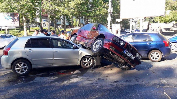 ACCIDENT SPECTACULOS în sectorul Buiucani. O maşină "CĂŢĂRATĂ" pe un alt automobil (FOTO)