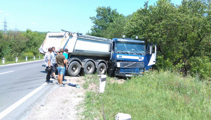 GRAV ACCIDENT pe şoseaua Balcani. Un Mercedes s-a lovit violent cu un camion (FOTO)