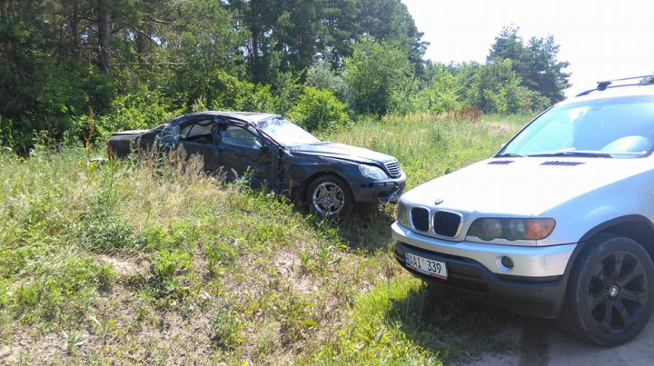 GRAV ACCIDENT pe şoseaua Balcani. Un Mercedes s-a lovit violent cu un camion (FOTO)