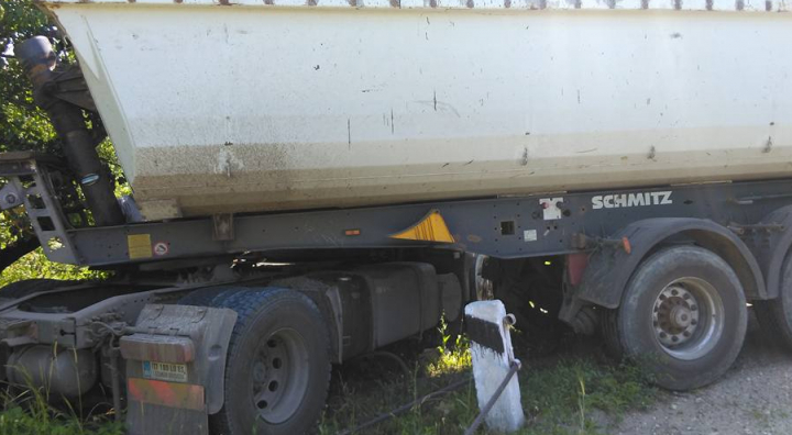 GRAV ACCIDENT pe şoseaua Balcani. Un Mercedes s-a lovit violent cu un camion (FOTO)