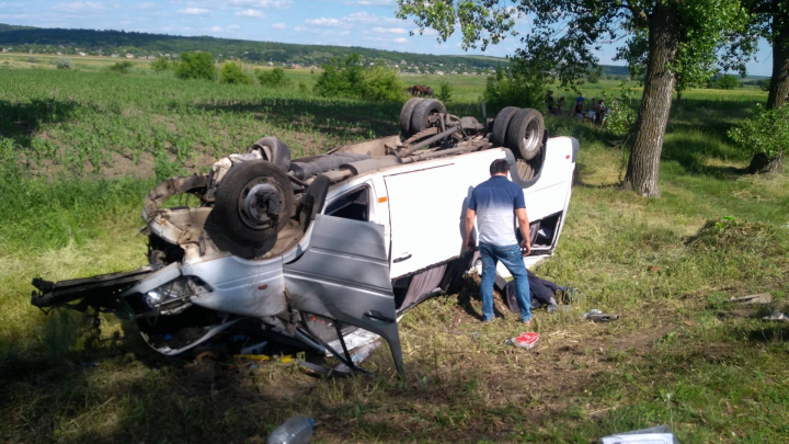 ACCIDENT DE GROAZĂ lângă Gura Galbenei cu implicarea unui microbuz de rută. Două persoane şi-au pierdut viaţa (FOTO/VIDEO)