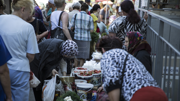 TU ŞTII CE CUMPERI?! Vânzătorii stradali își vând marfa ţinută în soare, fără să le pese de normele sanitare (FOTOREPORT)