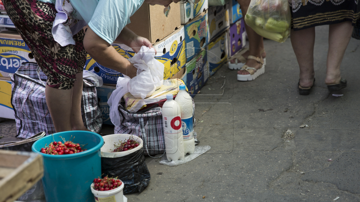 TU ŞTII CE CUMPERI?! Vânzătorii stradali își vând marfa ţinută în soare, fără să le pese de normele sanitare (FOTOREPORT)