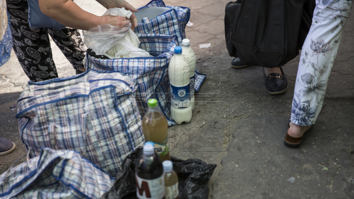 TU ŞTII CE CUMPERI?! Vânzătorii stradali își vând marfa ţinută în soare, fără să le pese de normele sanitare (FOTOREPORT)