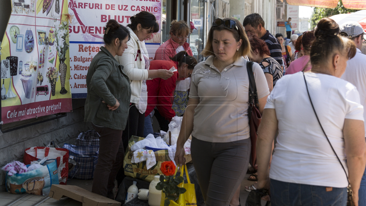 TU ŞTII CE CUMPERI?! Vânzătorii stradali își vând marfa ţinută în soare, fără să le pese de normele sanitare (FOTOREPORT)