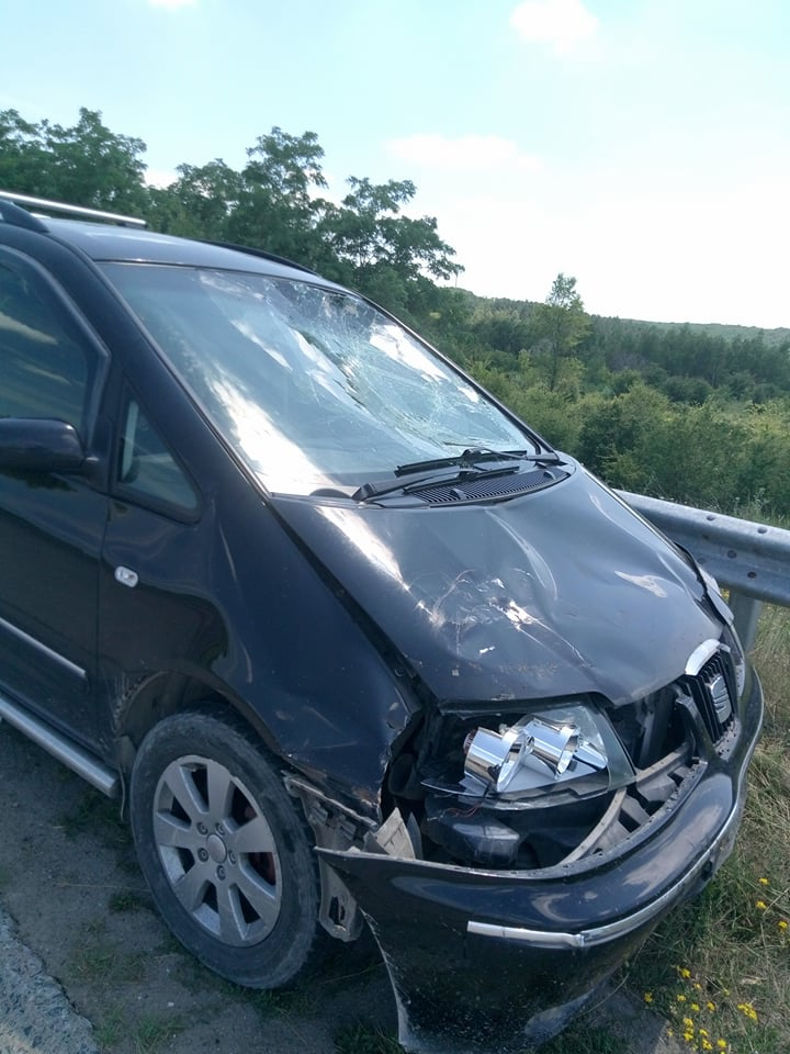 Un ATV al MAI şi un automobil, implicate într-un accident. Un angajat al Poliţiei de Frontieră rănit (FOTO)