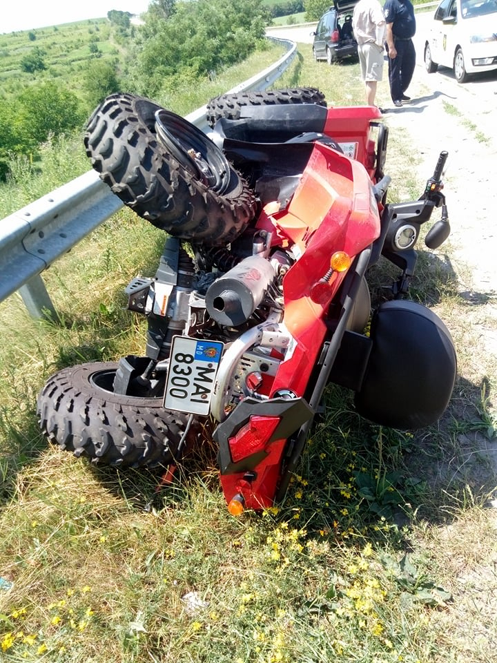 Un ATV al MAI şi un automobil, implicate într-un accident. Un angajat al Poliţiei de Frontieră rănit (FOTO)