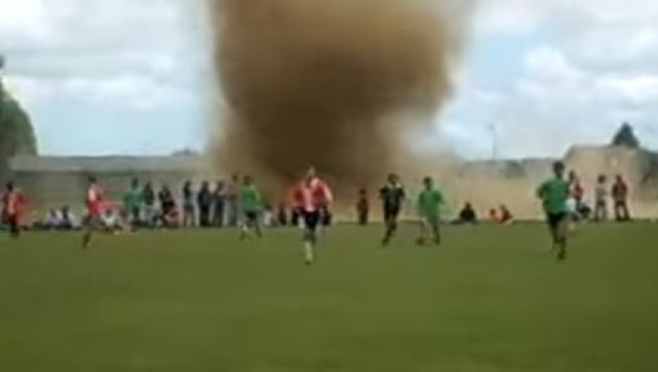 Un meci de fotbal a fost OPRIT DE O TORNADĂ! Vremea A LUAT-O RAZNA în toată Europa (VIDEO)