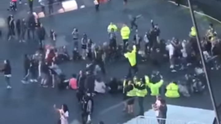 Imagini INEDITE la Manchester! Poliţiştii dansează alături de fani la concertul de caritate organizat de Ariana Grande (VIDEO)