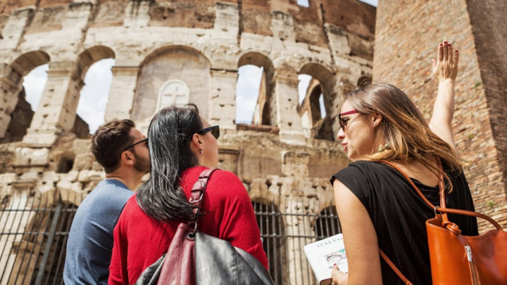 Le vâna pe cele tinere şi drăguţe. Un individ a fost arestat pentru că pipăia turistele din Roma