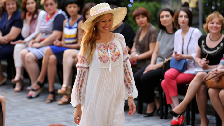 Eleganţă şi rafinament! La Chişinău au fost prezentate colecţii noi ale designerilor autohtoni (GALERIE FOTO)