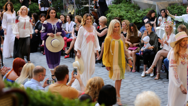 Eleganţă şi rafinament! La Chişinău au fost prezentate colecţii noi ale designerilor autohtoni (GALERIE FOTO)