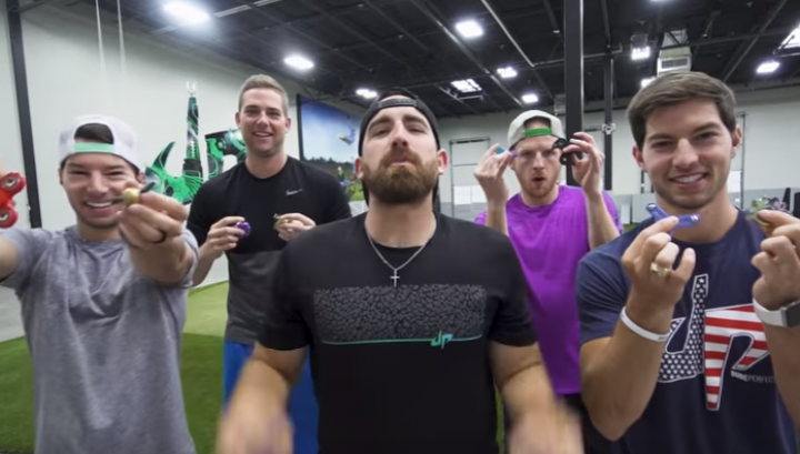 Trucuri excepţionale cu spinner. Băieţii de la "Dude Perfect" au spart sticle şi au jucat bowling (VIDEO)