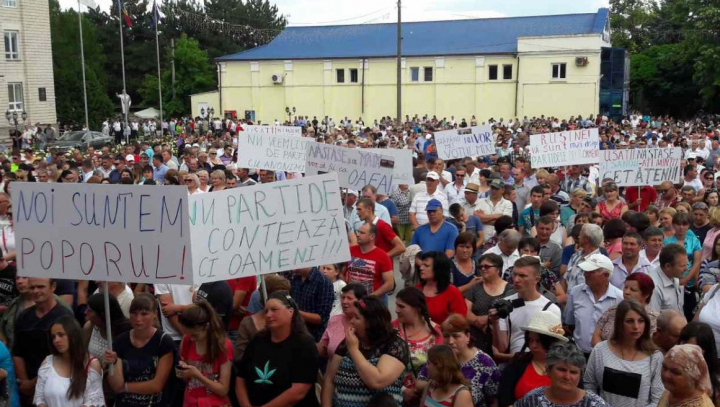 Mii de moldoveni din mai multe raioane au ieşit la miting pentru a cere modificarea actualului sistem electoral (FOTO/VIDEO)