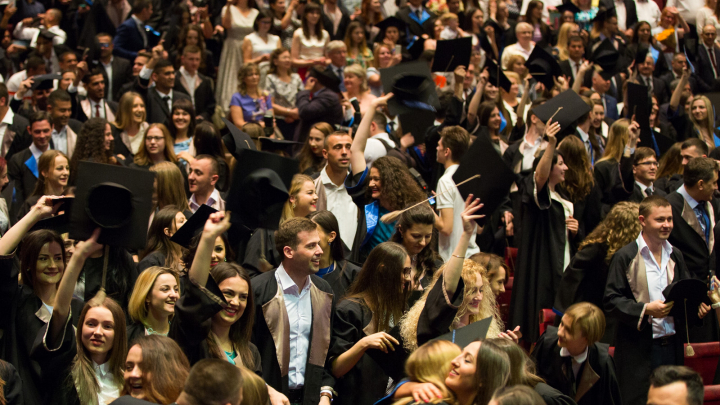 Sute de absolvenţi ai Universităţii de Medicină au depus jurământul lui Hippocrate. Premierul Pavel Filip a felicitat noua generație de medici