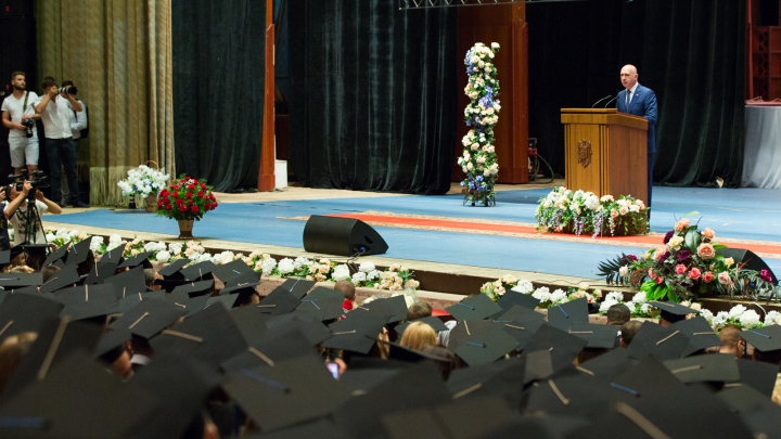 Sute de absolvenţi ai Universităţii de Medicină au depus jurământul lui Hippocrate. Premierul Pavel Filip a felicitat noua generație de medici