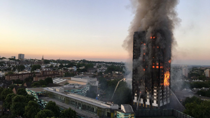 INCENDIU la Londra. Sute de clădiri din Anglia au izolație identică cu cea de la Grenfell Tower