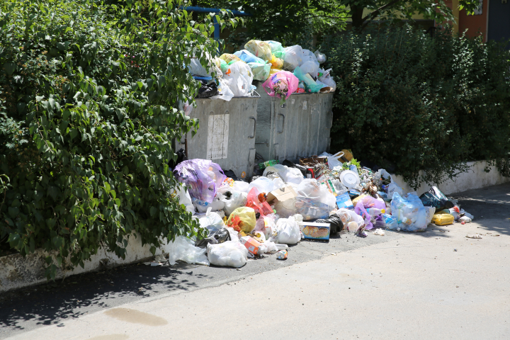 "Ar putea deveni o CATASTROFĂ!" TONE DE GUNOI în Capitală! Oamenii SUNT ÎNGRIJORAŢI (FOTO)