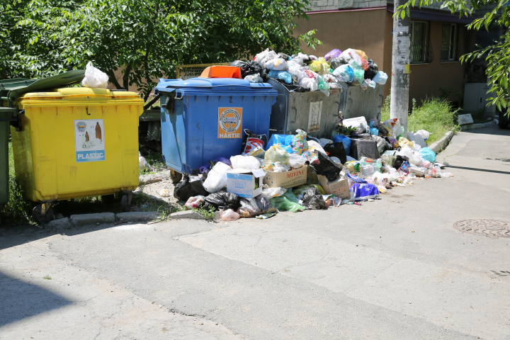 "Ar putea deveni o CATASTROFĂ!" TONE DE GUNOI în Capitală! Oamenii SUNT ÎNGRIJORAŢI (FOTO)