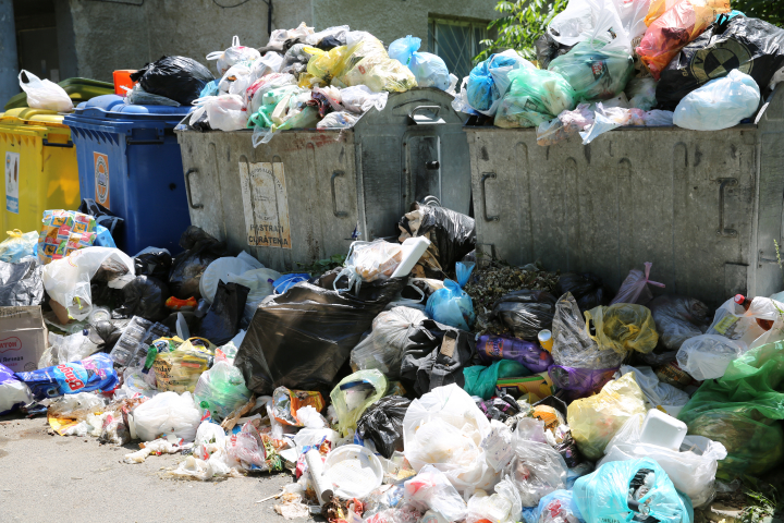 "Ar putea deveni o CATASTROFĂ!" TONE DE GUNOI în Capitală! Oamenii SUNT ÎNGRIJORAŢI (FOTO)