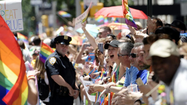 Parada gay din New York. Străzile au fost transformate în curcubeu. GALERIE FOTO