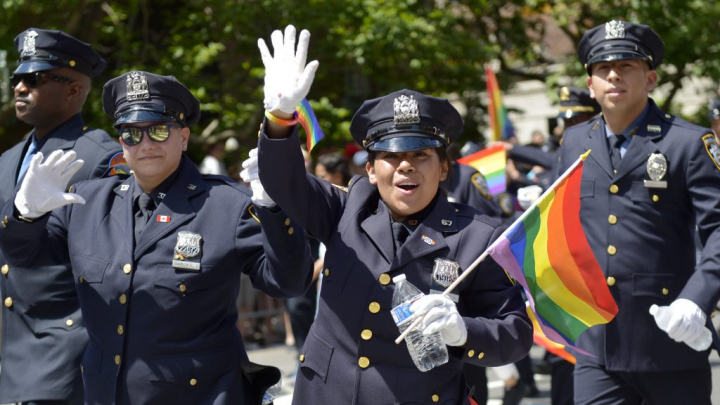 Parada gay din New York. Străzile au fost transformate în curcubeu. GALERIE FOTO