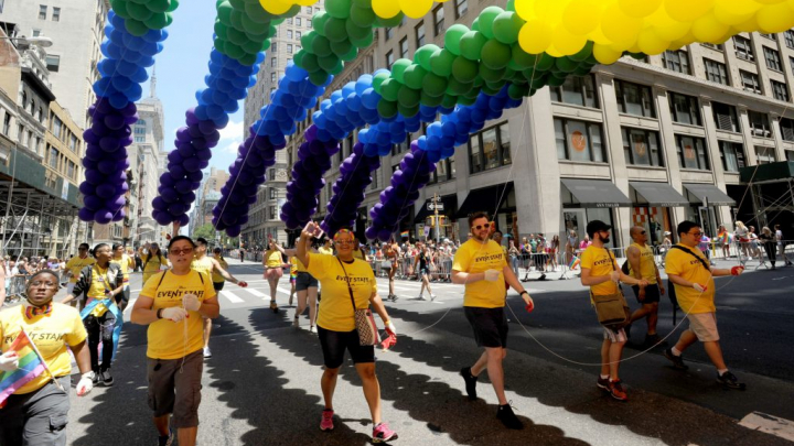 Parada gay din New York. Străzile au fost transformate în curcubeu. GALERIE FOTO
