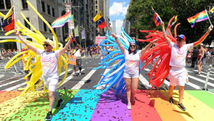 Parada gay din New York. Străzile au fost transformate în curcubeu. GALERIE FOTO