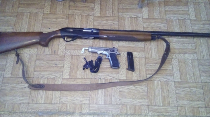 A spart un seif, a furat un pistol şi o armă de vânătoare. Un tânăr din Floreşti, reţinut de poliţie