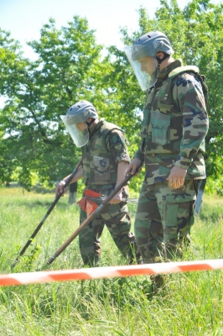 Peste 170 de OBIECTE EXPLOZIVE, neutralizate în luna mai de geniştii militari (FOTO)